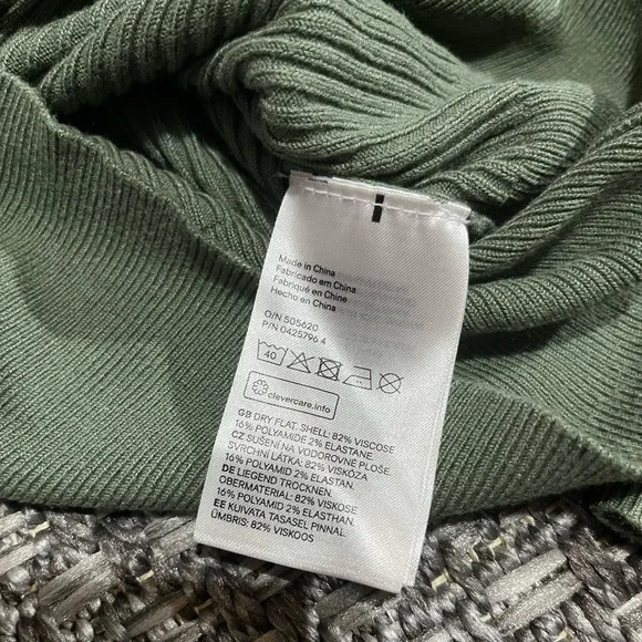 H&M | Olive Ribbed Full-Zip Long Sleeve - Picture 5 of 8